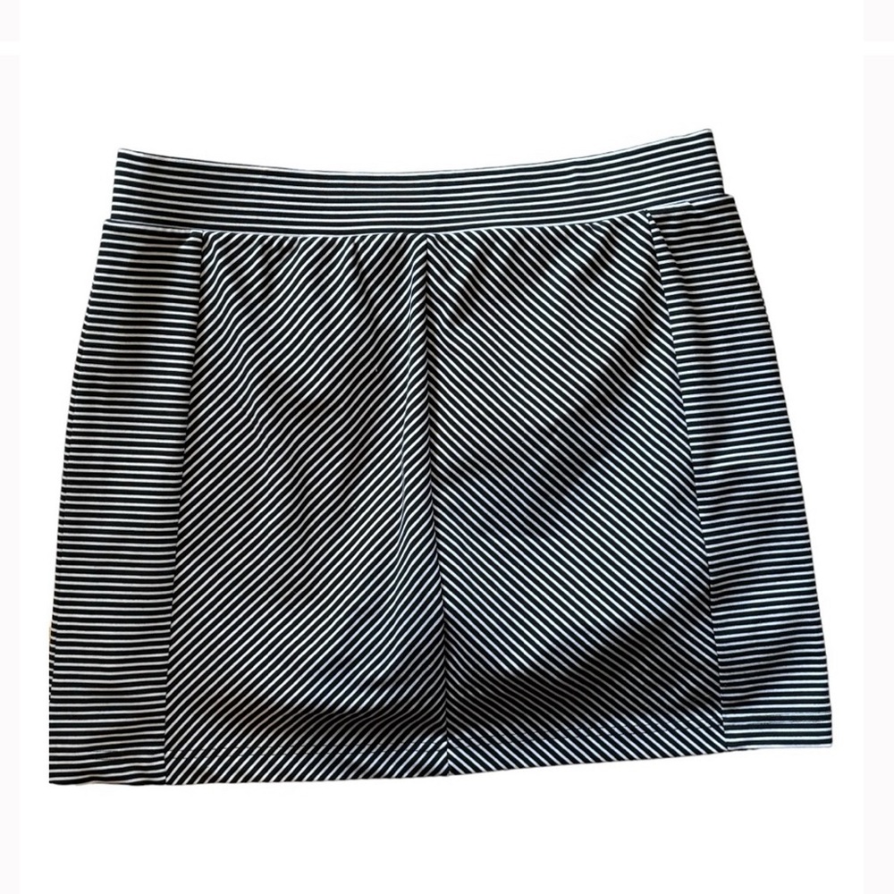 EUC- Talbots ‘T for Talbots BLACK & White Bias Stripe Skort’ - Picture 3 of 8